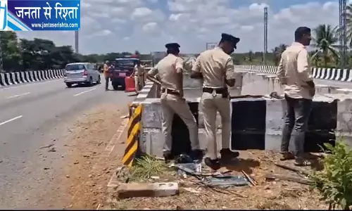 बेंगलुरु-मैसूर एक्सप्रेसवे पर दर्दनाक हादसा, फ्लाईओवर से नीचे गिरी कार