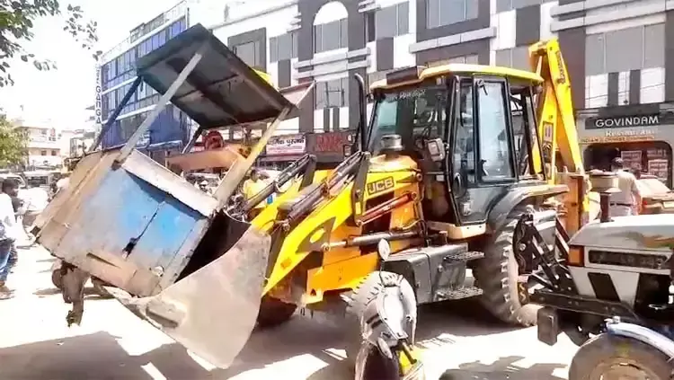 Haridwar: रोडवेज क्षेत्र में अतिक्रमण पर प्रशासन की कार्रवाई