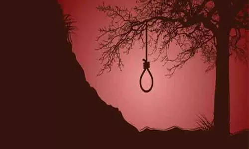 खेत के पास पेड़ से लटका मिला शव, पुलिस ने शुरू की जांच