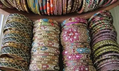 पारंपरिक अंदाज में दिखना है खास तो ट्राई करें लाख की ये चूड़ियां पारंपरिक अंदाज में दिखना है खास तो ट्राई करें लाख की ये चूड़ियां