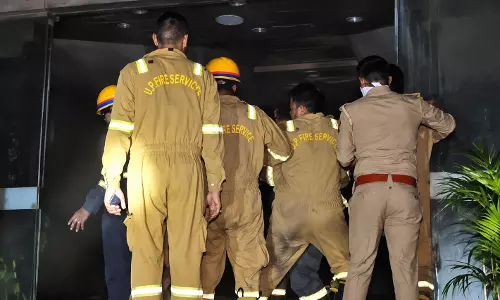 VIDEO: मॉल में आग का तांडव शोरूम जलने से मची अफरा-तफरी