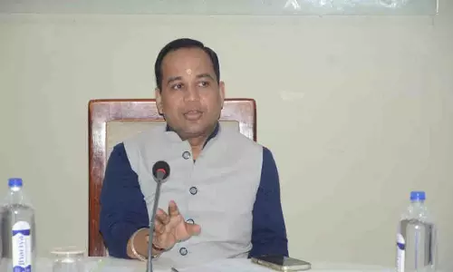 कलेक्टर डॉ. गौरव सिंह ने ली समय-सीमा फॉलो-अप बैठक, प्राथमिकता वाली योजनाओं की समीक्षा