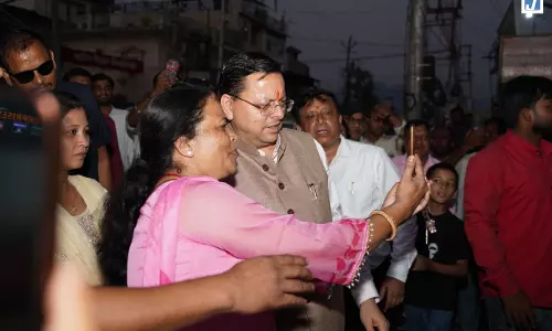 बच्चों से लेकर बुजुर्गों तक ने मांगी सेल्फी, मुख्यमंत्री धामी ने रुककर हर किसी की इच्छा की पूरी