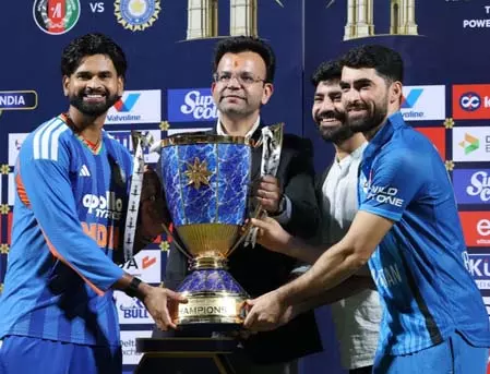 श्रेयस अय्यर ने दिखाया बड़ा दिल, ट्रॉफी के साथ तस्वीर के लिए अफगान कप्तान जादरान को बुलाया श्रेयस अय्यर ने दिखाया बड़ा दिल, ट्रॉफी के साथ तस्वीर के लिए अफगान कप्तान जादरान को बुलाया