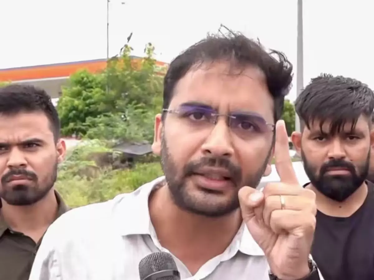 आदिवासी अधिकारों को लेकर आशुतोष रांका ने उठाए सवाल, मूलभूत सुविधाओं पर जताई चिंता आदिवासी अधिकारों को लेकर आशुतोष रांका ने उठाए सवाल, मूलभूत सुविधाओं पर जताई चिंता