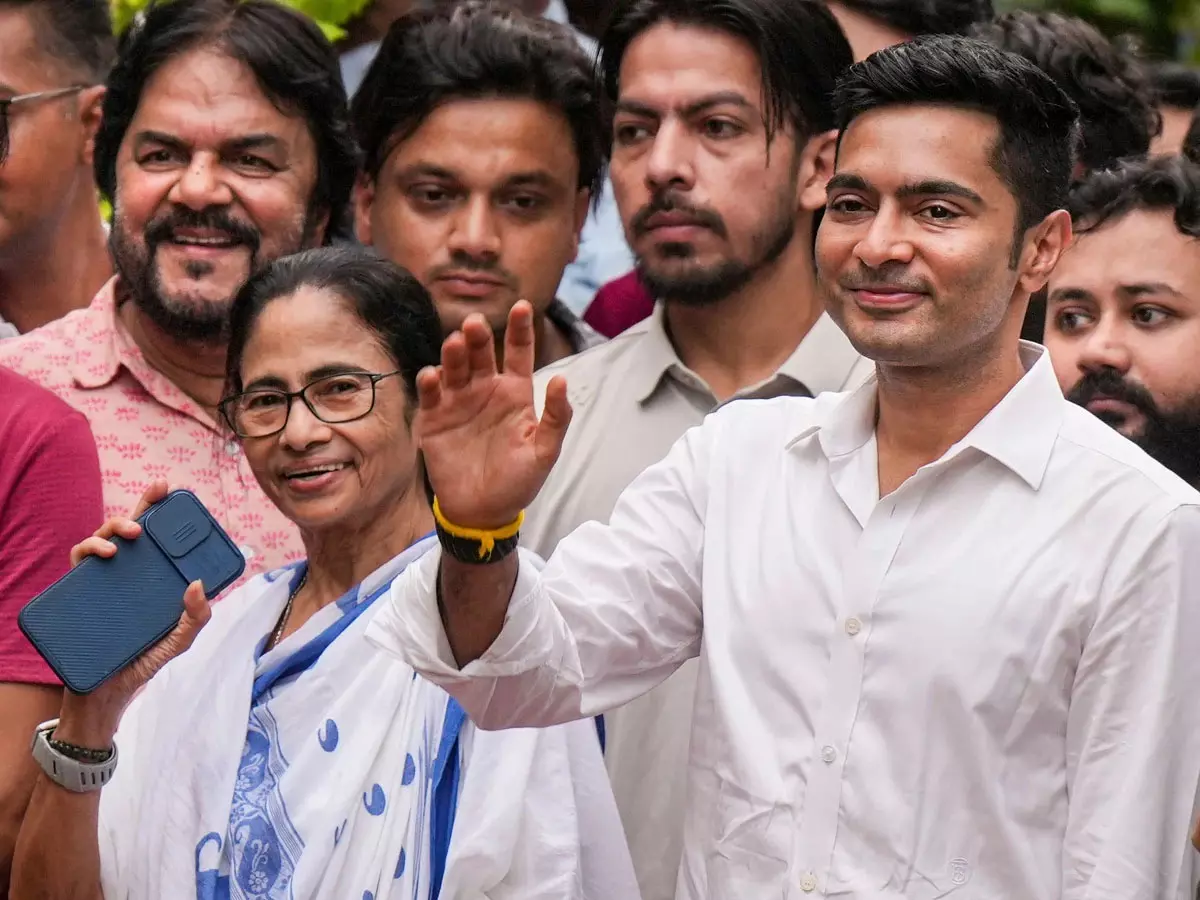 ममता और कनिमोई की मुलाकात पर नजरें ममता और कनिमोई की मुलाकात पर नजरें