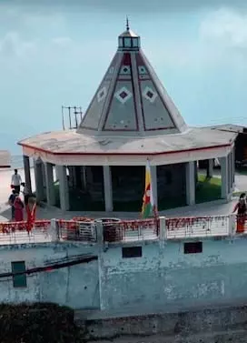 टिहरी की पहाड़ियों में बसा है मां चंद्रबदनी का दिव्य धाम, यहां पूरी होती है हर मनोकामना टिहरी की पहाड़ियों में बसा है मां चंद्रबदनी का दिव्य धाम, यहां पूरी होती है हर मनोकामना