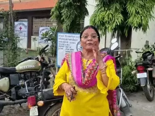शिक्षक पर शराब के नशे में स्कूल आने का आरोप, प्रिंसिपल और मीडियाकर्मियों के बीच तीखी बहस शिक्षक पर शराब के नशे में स्कूल आने का आरोप, प्रिंसिपल और मीडियाकर्मियों के बीच तीखी बहस