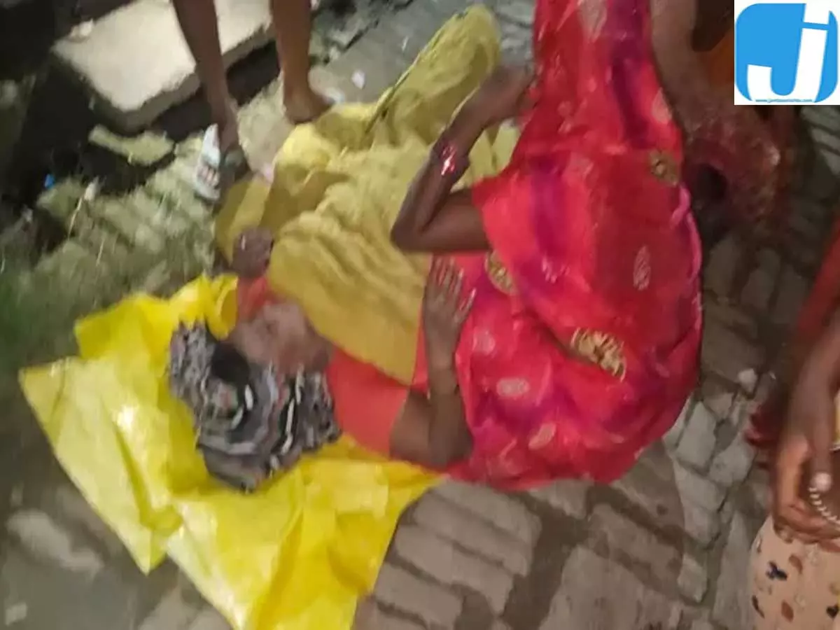 खीरी में बड़ा हादसा सोते समय गिरी दीवार पति की मौत पत्नी घायल खीरी में बड़ा हादसा सोते समय गिरी दीवार पति की मौत पत्नी घायल