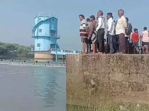 काई बनी काल, खारुन नदी में गिरकर युवक की मौत काई बनी काल, खारुन नदी में गिरकर युवक की मौत