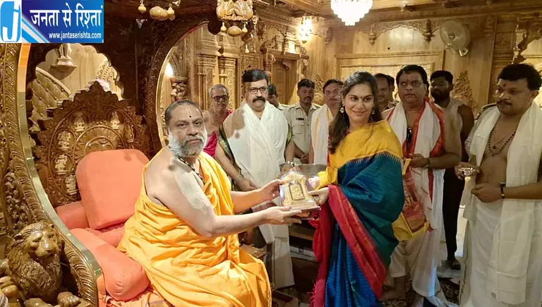 राम चरण की पत्नी उपासना कोनिडेला ने मंत्रालय राघवेंद्र स्वामी मठ में की विशेष पूजा राम चरण की पत्नी उपासना कोनिडेला ने मंत्रालय राघवेंद्र स्वामी मठ में की विशेष पूजा