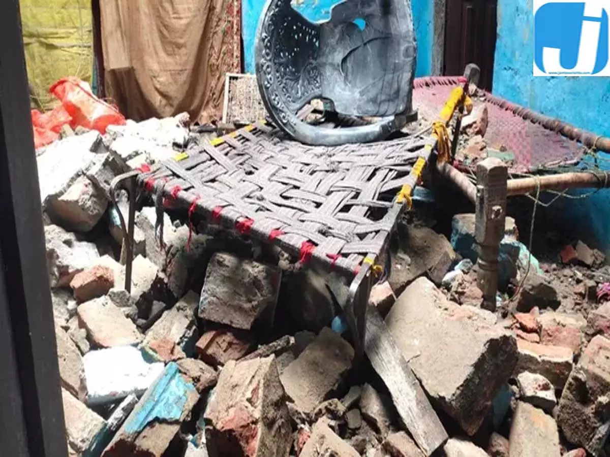 मकान का लिंटर गिरने से मचा हड़कंप चार लोग मलबे में दबे मकान का लिंटर गिरने से मचा हड़कंप चार लोग मलबे में दबे
