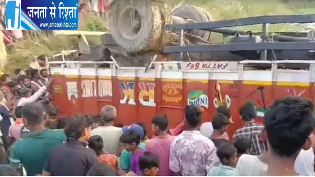 दरभंगा में शराब लदा ट्रक पलटा, बोतलें लूटने के लिए उमड़ी भीड़ दरभंगा में शराब लदा ट्रक पलटा, बोतलें लूटने के लिए उमड़ी भीड़