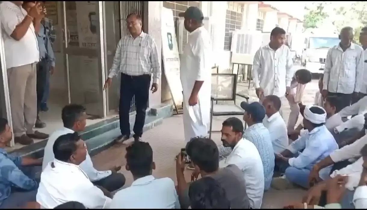 Dungarpur: बिजली संकट को लेकर विधायक घोघरा ने फिर शुरू किया धरना Dungarpur: बिजली संकट को लेकर विधायक घोघरा ने फिर शुरू किया धरना