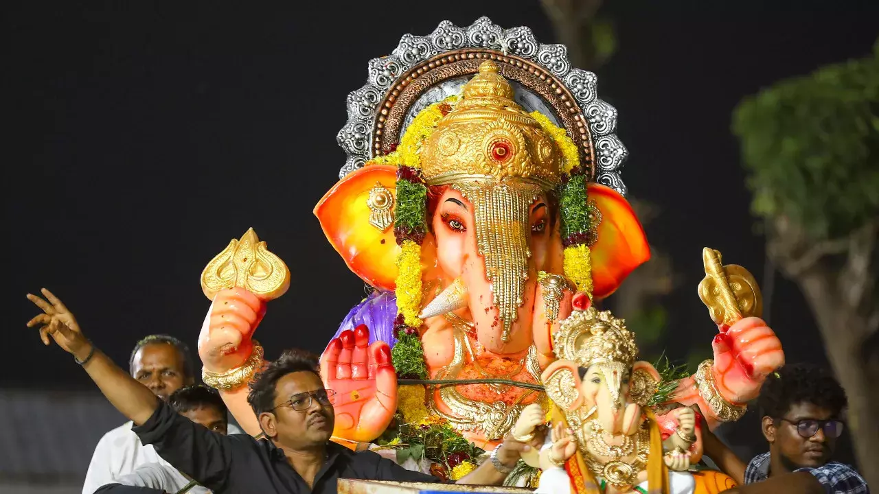 गणेश विसर्जन जुलूस से पहले पुलिस ने फ्लैग मार्च किया गणेश विसर्जन जुलूस से पहले पुलिस ने फ्लैग मार्च किया