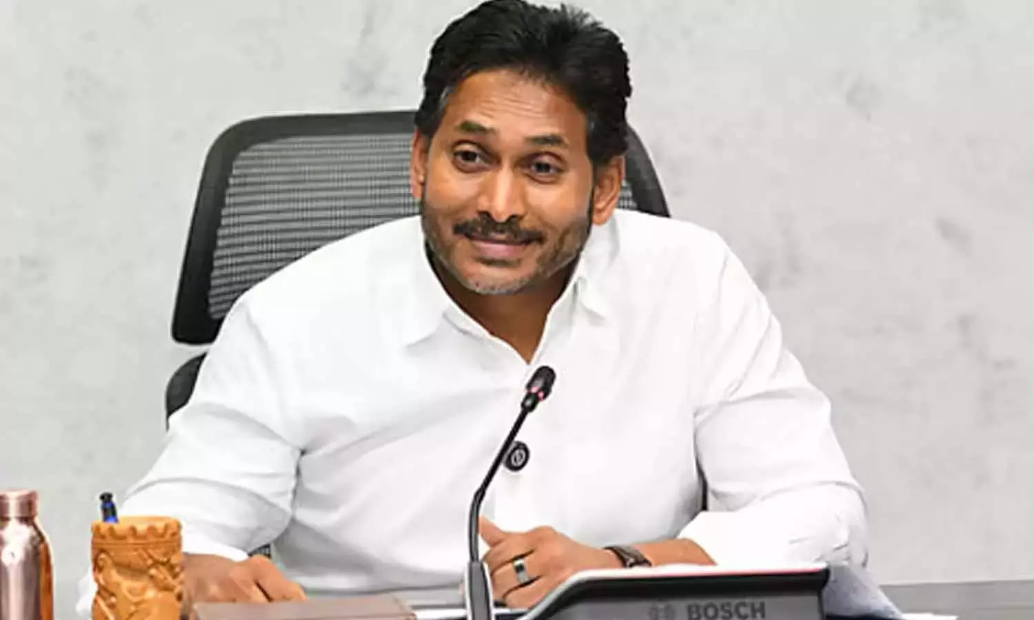 Andhra: जगन् आज पार्टी नेताओं के साथ सूखे पर चर्चा करेंगे Andhra: जगन् आज पार्टी नेताओं के साथ सूखे पर चर्चा करेंगे