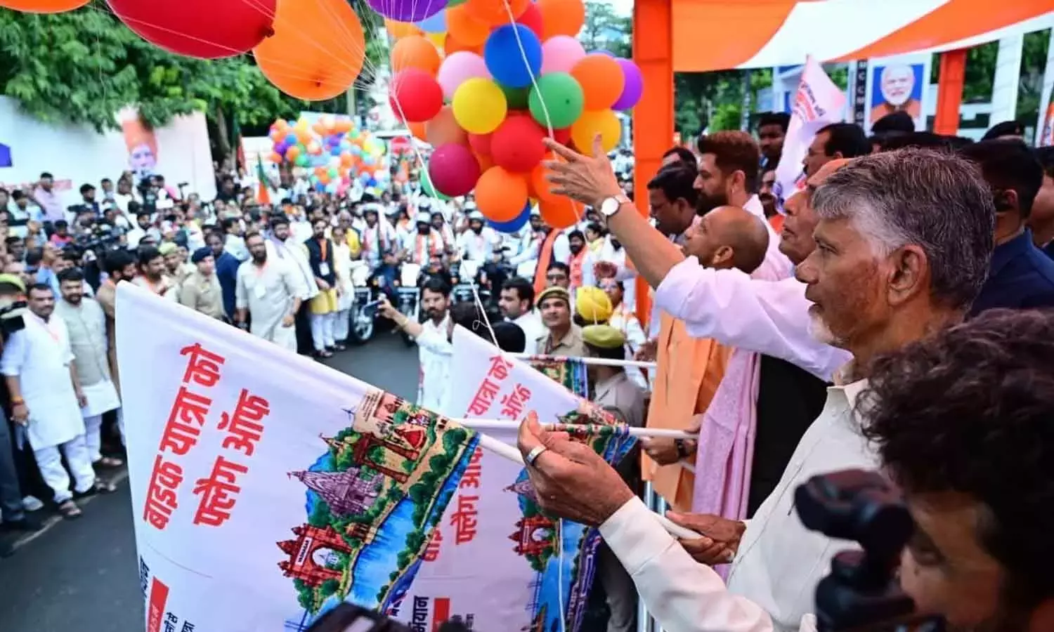 नायडू ने मोदी के विकास कार्यों की तारीफ़ की, NDA में मज़बूत एकता पर ज़ोर दिया नायडू ने मोदी के विकास कार्यों की तारीफ़ की, NDA में मज़बूत एकता पर ज़ोर दिया