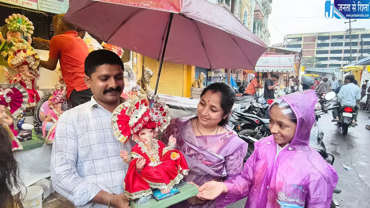 पिता की याद में इको-फ्रेंडली गणेश पहल पिता की याद में इको-फ्रेंडली गणेश पहल