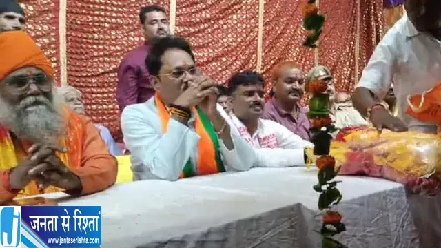 मेले के मंच से विधायक ने इंस्पेक्टर को लगाई फटकार मेले के मंच से विधायक ने इंस्पेक्टर को लगाई फटकार