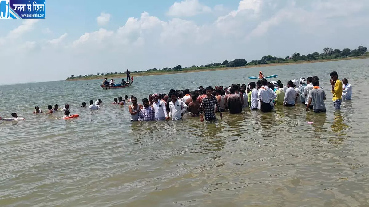 मजलगांव बांध पर किसानों का प्रदर्शन मजलगांव बांध पर किसानों का प्रदर्शन