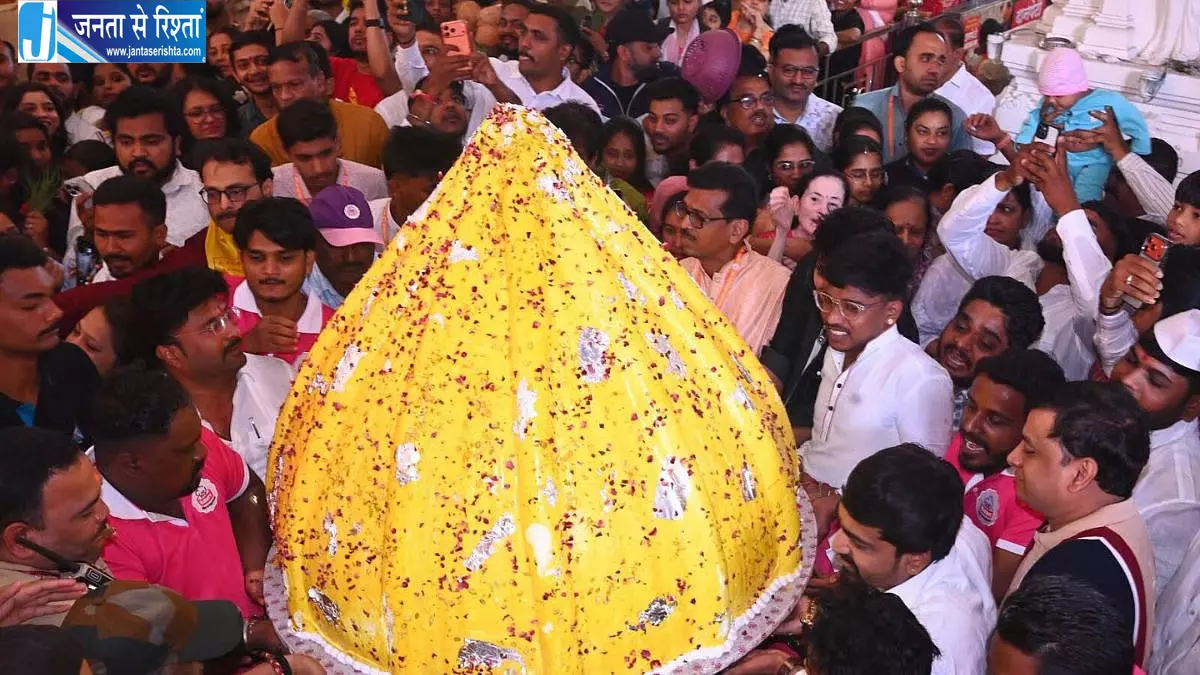 पुणे में दगडूशेठ गणपति को चढ़ाया गया 251 किलो का मोदक केक और विशाल मोतीचूर लड्डू पुणे में दगडूशेठ गणपति को चढ़ाया गया 251 किलो का मोदक केक और विशाल मोतीचूर लड्डू