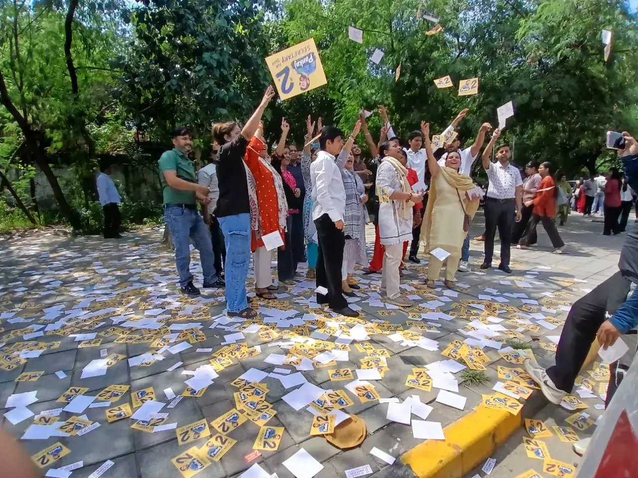New Delhi: एनएसयूआई के बागी निर्दलीय उम्मीदवार पर फर्जी पर्चियां बांटने का आरोप New Delhi: एनएसयूआई के बागी निर्दलीय उम्मीदवार पर फर्जी पर्चियां बांटने का आरोप