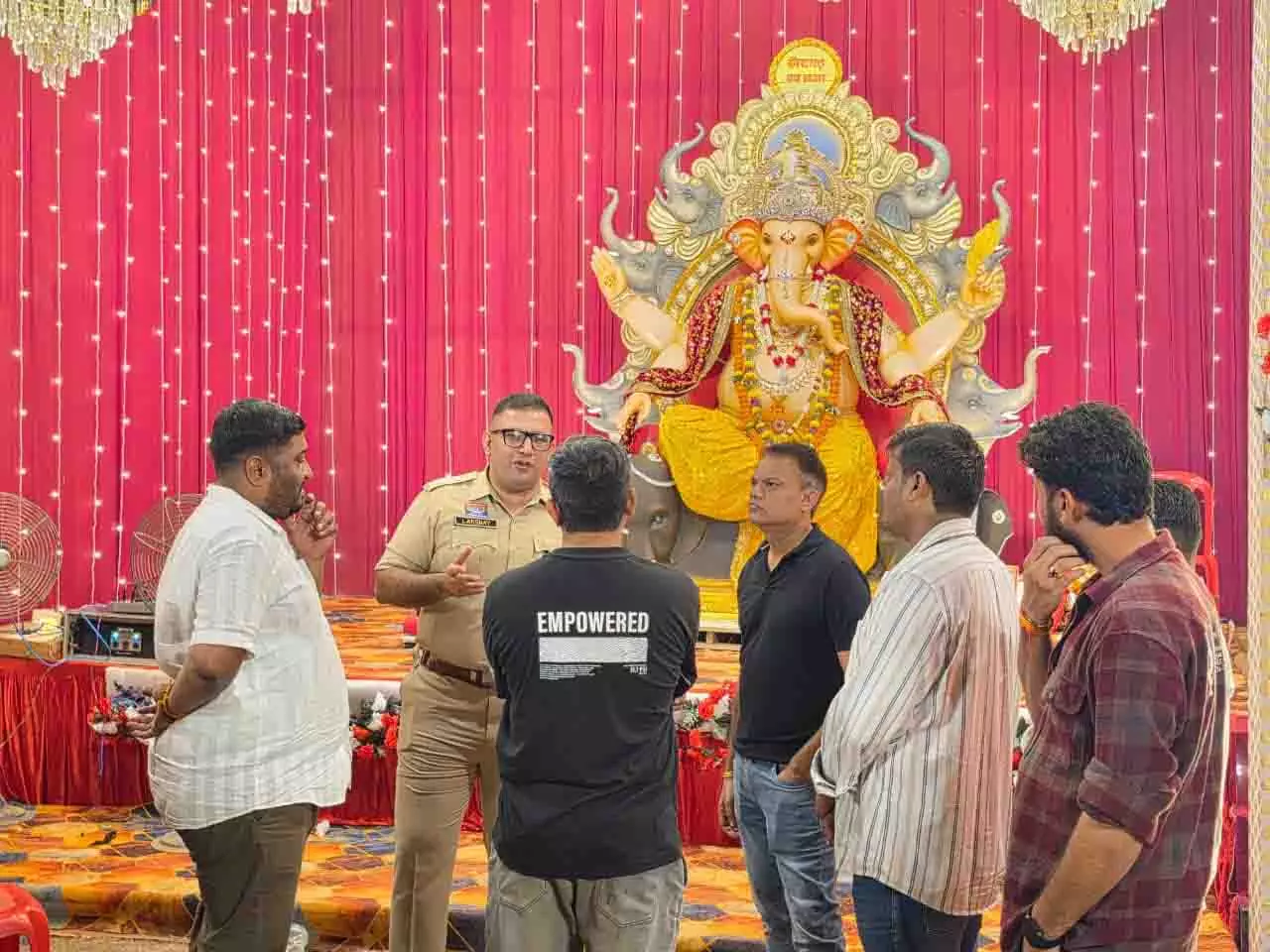 जिला प्रशासन एवं पुलिस विभाग की संयुक्त टीम ने शहर के गणेश पंडालों का किया निरीक्षण जिला प्रशासन एवं पुलिस विभाग की संयुक्त टीम ने शहर के गणेश पंडालों का किया निरीक्षण