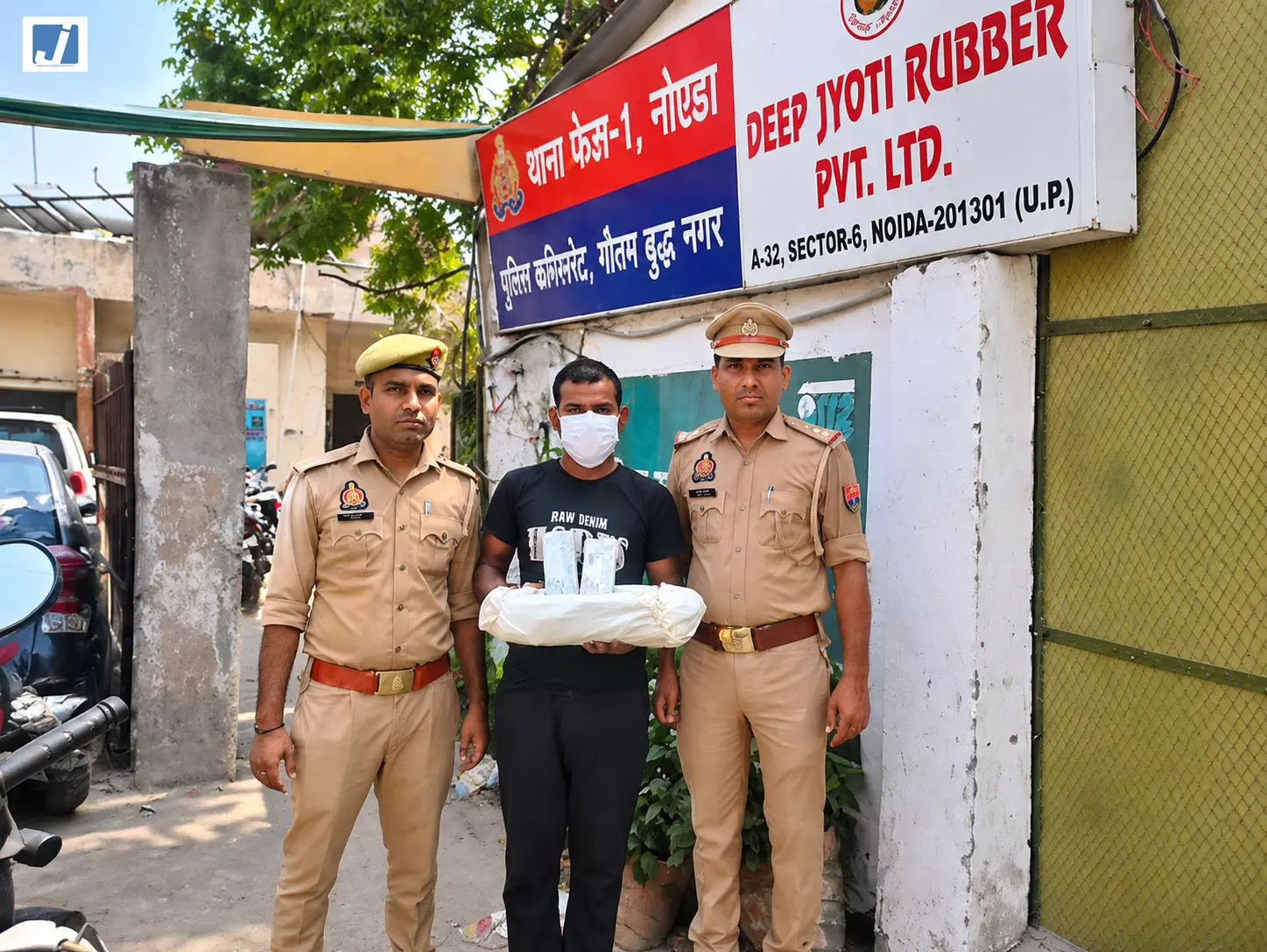 चोरी के लैपटॉप और मोबाइल के साथ युवक गिरफ्तार, अवैध चाकू भी बरामद चोरी के लैपटॉप और मोबाइल के साथ युवक गिरफ्तार, अवैध चाकू भी बरामद