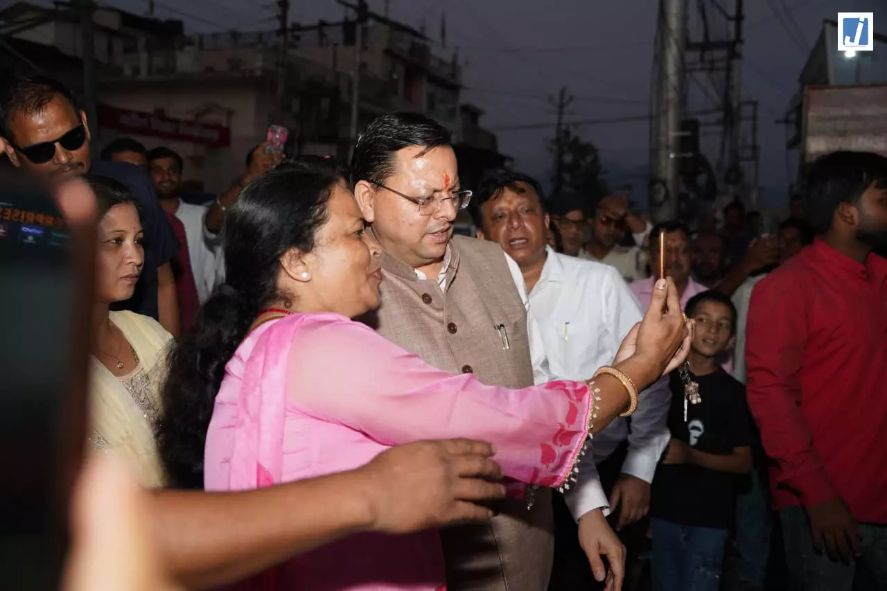 बच्चों से लेकर बुजुर्गों तक ने मांगी सेल्फी, मुख्यमंत्री धामी ने रुककर हर किसी की इच्छा की पूरी बच्चों से लेकर बुजुर्गों तक ने मांगी सेल्फी, मुख्यमंत्री धामी ने रुककर हर किसी की इच्छा की पूरी