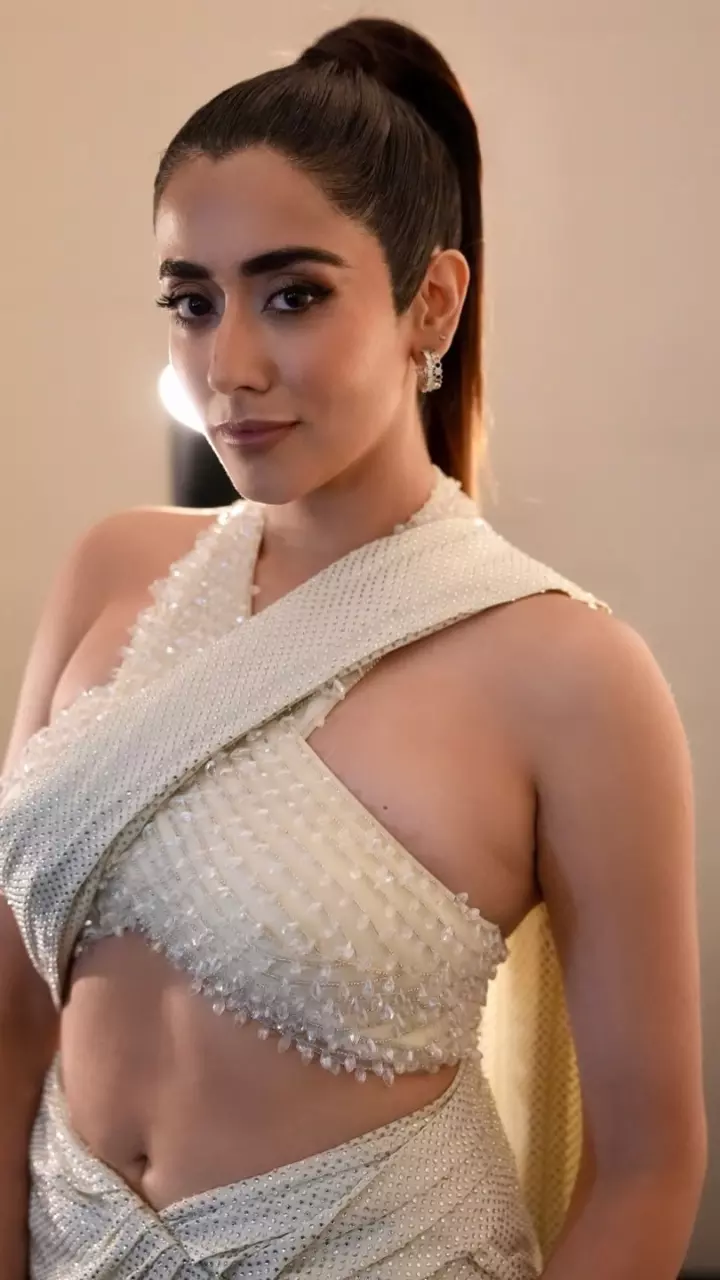 जोनिता गांधी की तस्वीरों पर फैंस हुए फिदा जोनिता गांधी की तस्वीरों पर फैंस हुए फिदा