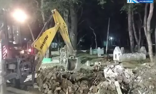 सरकारी जमीन पर बने कब्रिस्तान पर चला बुलडोजर