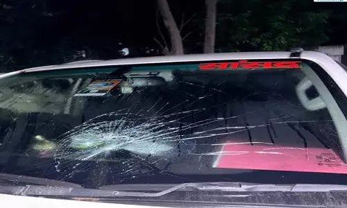 विसर्जन के दौरान मचा बवाल सांसद की गाड़ी में तोड़फोड़ विसर्जन के दौरान मचा बवाल सांसद की गाड़ी में तोड़फोड़