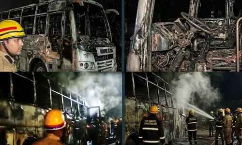 VIDEO: देर रात चलती बस बनी आग का गोला, हाईवे पर मची अफरा-तफरी VIDEO: देर रात चलती बस बनी आग का गोला, हाईवे पर मची अफरा-तफरी