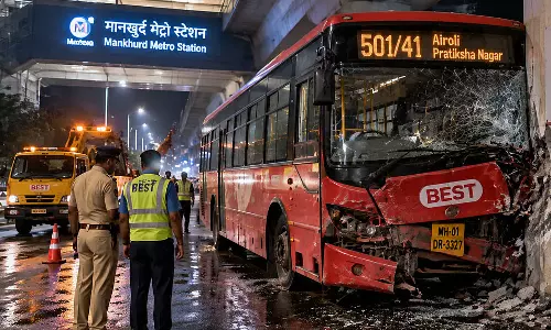 पैदल यात्रियों को बचाने में मेट्रो स्टेशन के खंभे से टकराई BEST बस, एक यात्री घायल पैदल यात्रियों को बचाने में मेट्रो स्टेशन के खंभे से टकराई BEST बस, एक यात्री घायल