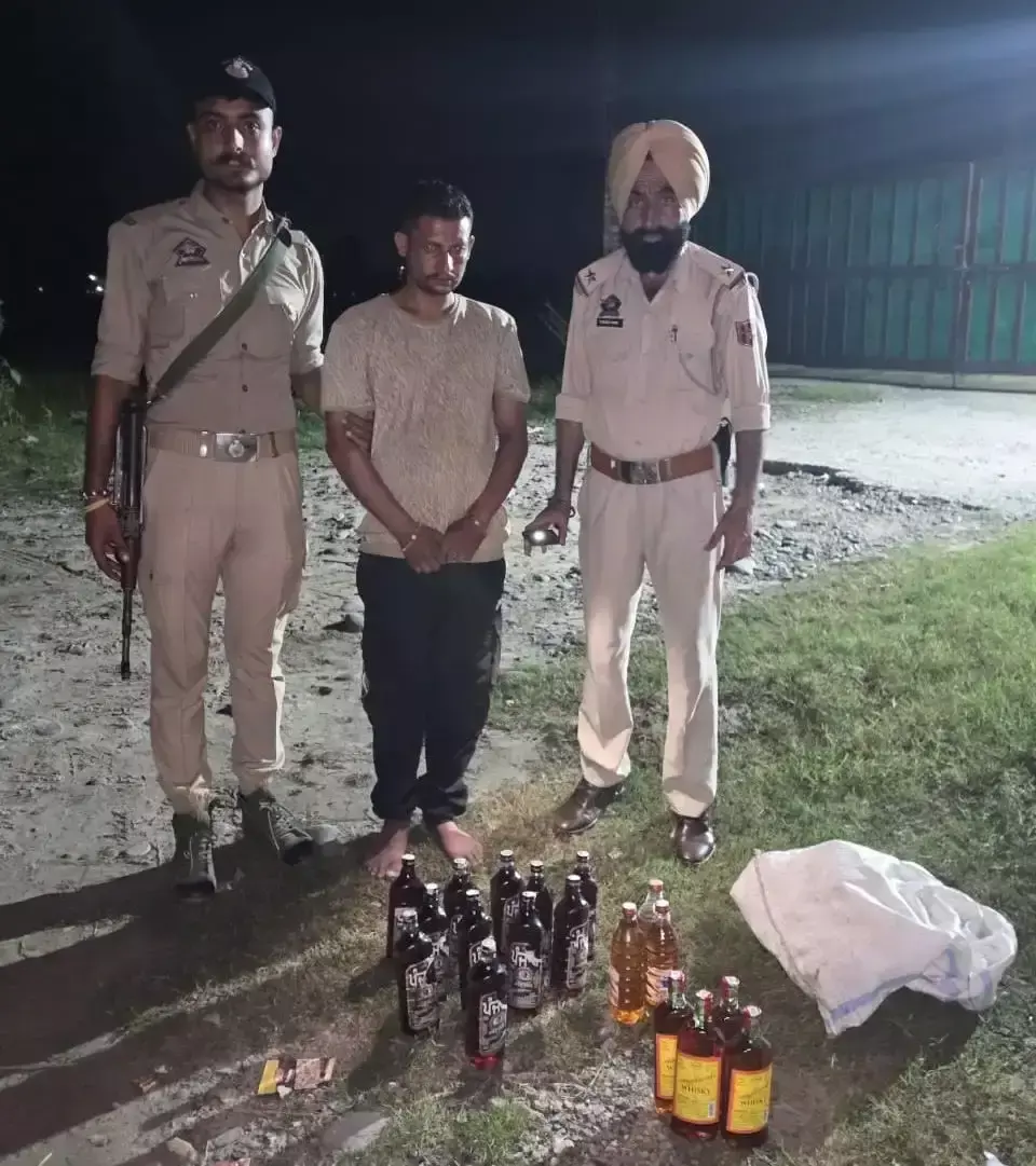Kathua: कीढ़ियां गंडियाल में शराब तस्करी पर कार्रवाई