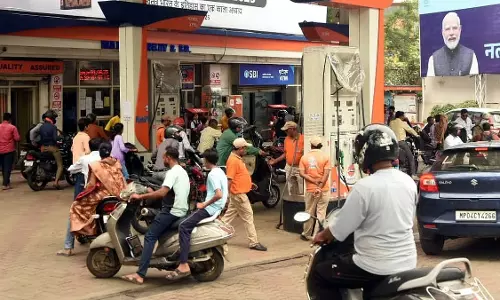 पेट्रोल पंपों का बड़ा फैसला, 16 अक्टूबर से 2,000 रुपये से ज्यादा का UPI पेमेंट नहीं लेंगे