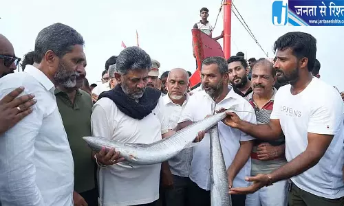 सुबह-सुबह फिशिंग हार्बर पहुंचे CM, मछुआरों से बात कर सुनीं समस्याएं सुबह-सुबह फिशिंग हार्बर पहुंचे CM, मछुआरों से बात कर सुनीं समस्याएं