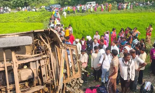 Gadchiroli: स्टीयरिंग लॉक हुआ, सड़क पर पलटी यात्री बस Gadchiroli: स्टीयरिंग लॉक हुआ, सड़क पर पलटी यात्री बस