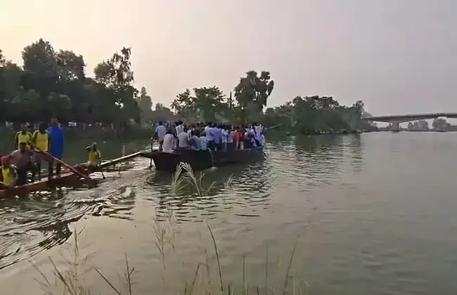 Malda: विश्वकर्मा पूजा पर सजी टांगन नदी में नौका रेस Malda: विश्वकर्मा पूजा पर सजी टांगन नदी में नौका रेस