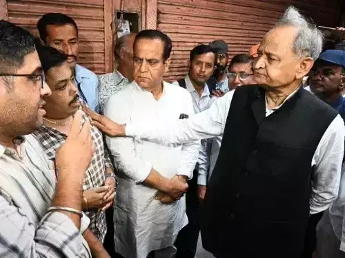 Jaipur: अग्निकांड के बाद कटला बाजार का दौरा करने पहुंचे गहलोत