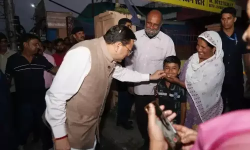 Dehradun: प्रोटोकॉल छोड़ लोगों के बीच पहुंचे धामी