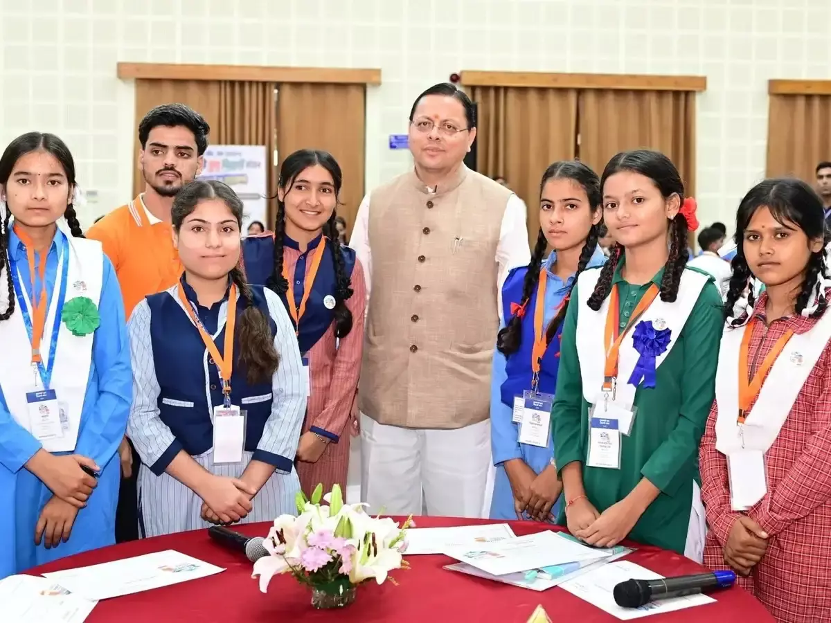 Dehradun: छात्रा के सवाल पर मुख्यमंत्री धामी ने की टैब की घोषणा Dehradun: छात्रा के सवाल पर मुख्यमंत्री धामी ने की टैब की घोषणा