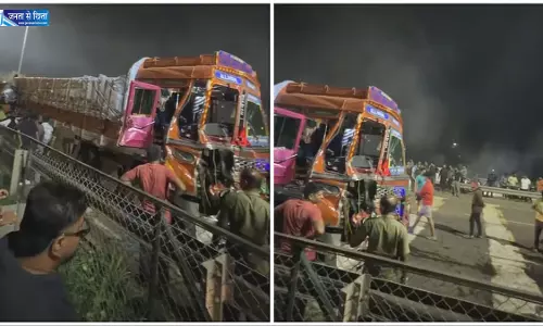 पुणे में ब्रेक फेल होने से बेकाबू कंटेनर ने कई वाहनों को मारी टक्कर, दो की मौत पुणे में ब्रेक फेल होने से बेकाबू कंटेनर ने कई वाहनों को मारी टक्कर, दो की मौत