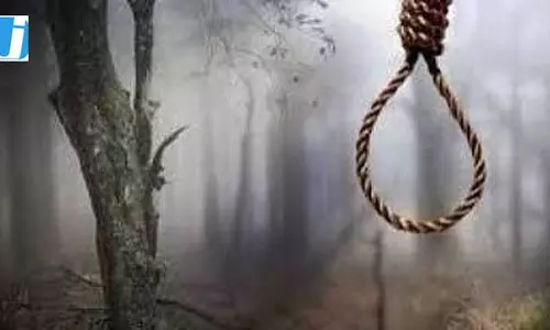 युवक की संदिग्ध मौत से सनसनी, पेड़ पर लटका मिला शव
