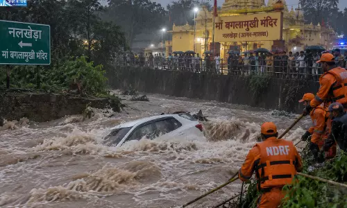 मां बगलामुखी मंदिर के पास उफनते नाले में बही श्रद्धालुओं की कार, 3 बच्चों समेत 8 की मौत