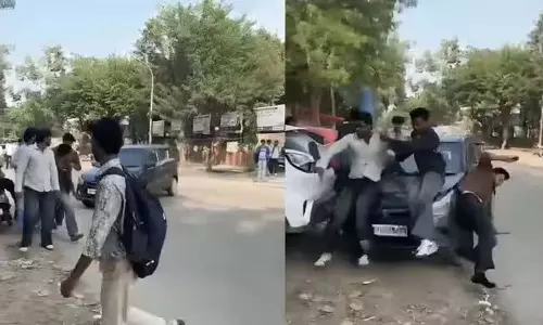 OMG! स्टूडेंट्स पर कार चढ़ाकर भागा चालक, देखें VIDEO...