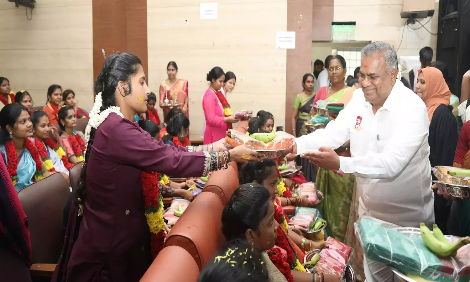 Tamil Nadu: तमिलनाडु सरकार ने 100 महिलाओं के लिए सामूहिक गोद भराई कार्यक्रम आयोजित किया Tamil Nadu: तमिलनाडु सरकार ने 100 महिलाओं के लिए सामूहिक गोद भराई कार्यक्रम आयोजित किया
