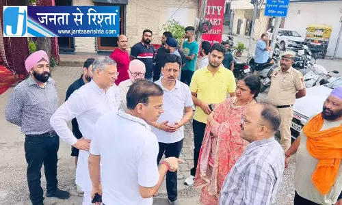 सड़क निर्माण देखने पहुंचे मेयर और MC प्रमुख सड़क निर्माण देखने पहुंचे मेयर और MC प्रमुख