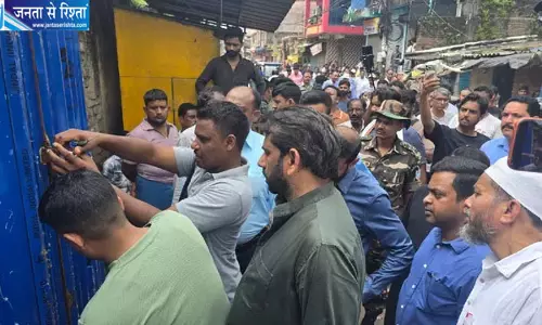 रांची की आजाद बस्ती में अतिक्रमण हटाने पहुंची नगर निगम की टीम, स्थानीय लोगों ने किया विरोध