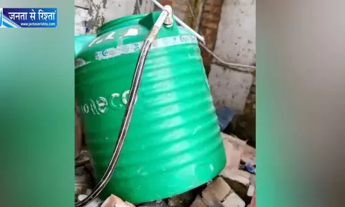 रेस्टोरेंट के बाहर बर्तन धो रहे कर्मचारी पर गिरी 500 लीटर की पानी की टंकी, दबने से मौत रेस्टोरेंट के बाहर बर्तन धो रहे कर्मचारी पर गिरी 500 लीटर की पानी की टंकी, दबने से मौत